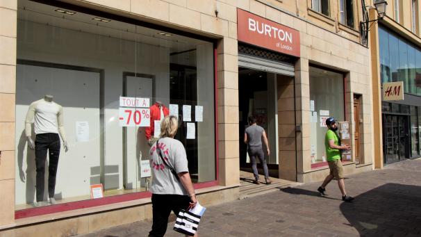 En plus des réductions et dela vente du mobilier, des transporteurs vident déjà le magasin Burton of London par allers-retours de cartons portés à bout de bras.