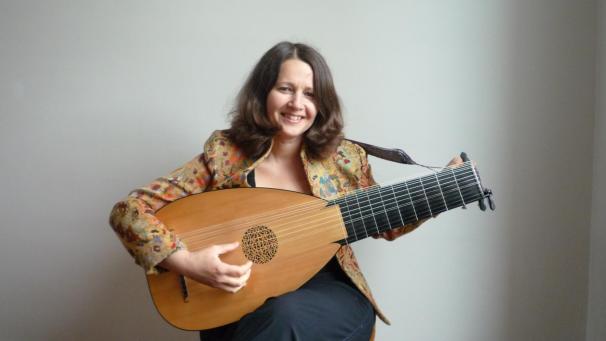 La journée se clôturera par un concert lecturede Claire Antonini, luthiste, diplômée du CSM de Lyon.