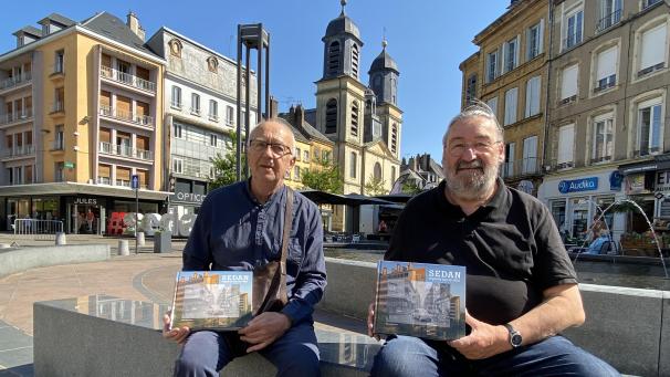 Patrice Halleux et Jean-Marie Lecomte posent avec le nouveau livre d’histoire sur Sedan.