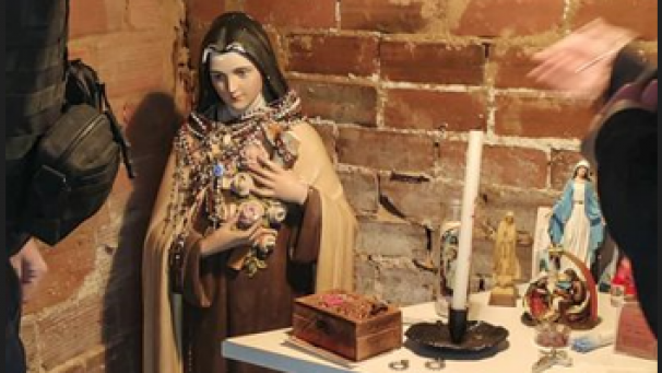 La dévote avait volé sainte Thérèse pour enrichir sa petite chapelle privée.