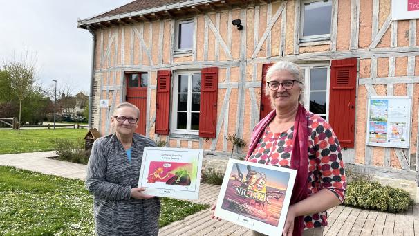 Évelyne Juffin et Emmanuelle Martin présentent des panneaux de l’exposition « La tique dans tous ses états » en ce moment, à la Maison des Maraîchers à Troyes.