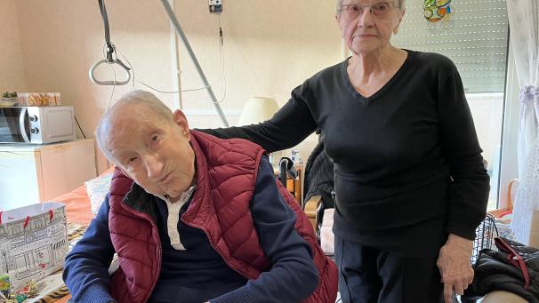 Raymond, 92 ans, et Françoise, 88 ans, sont amoureux et vivent depuis trois ans dans la même chambre de la résidence La Dhuy à Bar-sur-Aube.