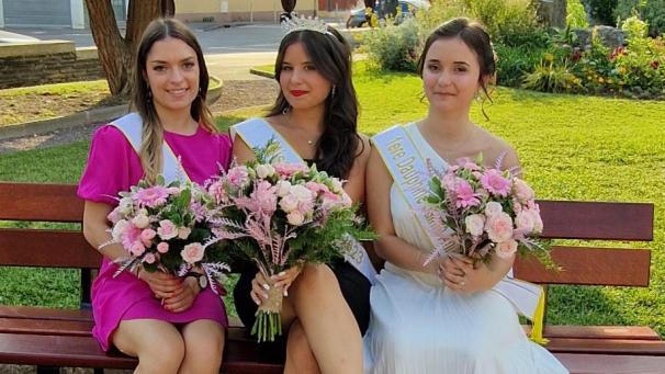 La miss Sainte-Anne 2023 Callista Laurent (au centre) avec ses deux dauphines : Lola Maria, 16 ans (à droite) et Marie Morlaix, 25 ans (à gauche).