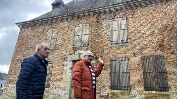 Le maire de Rocquigny Serge Labie (à gauche) et le président de l’association du Château Mermoz Philippe Pampagnin assurent la visite d’un bien promis à un bel avenir.