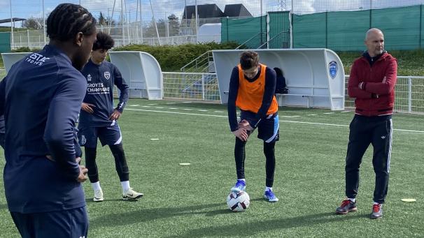 À la demande de Stéphane François, l’entraîneur des U19, Benjamin Nivet est venu encadrer la séance d’entraînement de l’équipe troyenne qui affronte dimanche Toulouse en quarts de finale de la Gambardella.