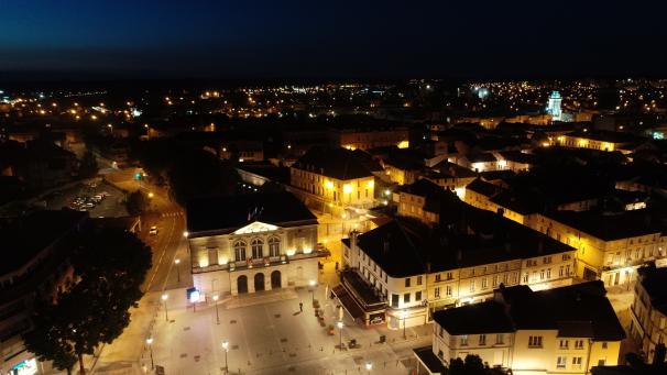 La ville de Saint-Dizier, éclairée la nuit.