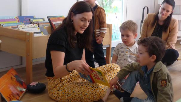 L’atelier permet aux enfants de découvrir la lecture dès le plus jeune âge.