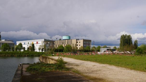 Le chantier Garnier se trouve dans la continuité du port de Givet à Vitry-le-François, long de 120 mètres.