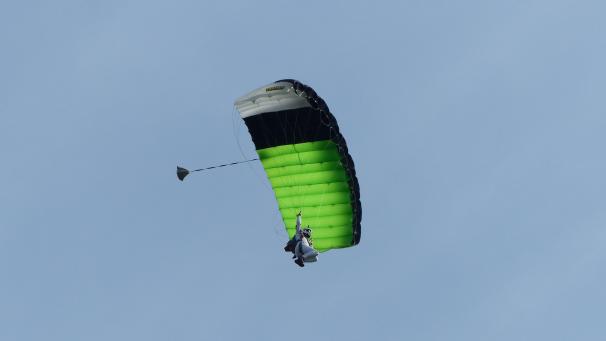 09 parachute Romain