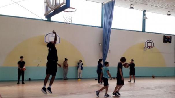L’AJFB organise des stages de basket.