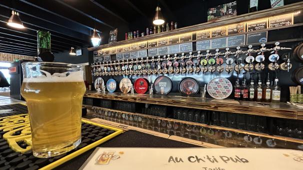 Le Ch’ti Pub, situé face à Michelin à La Chapelle-Saint-Luc, se démarque par son impressionnant alignement de 35 becs de tireuses à bières offrant une très grande variété.