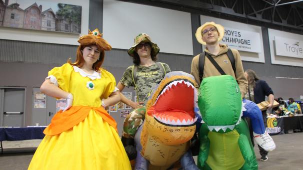 Daisy et ses amis les dinosaures ont participé au défilé cosplay.