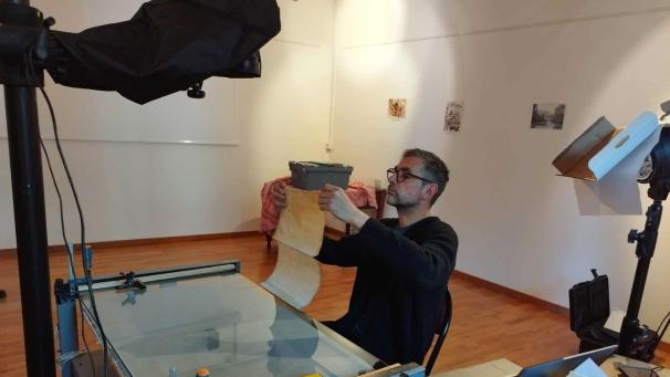 Didier Gouvard, photographe à l’Institut de recherche et d’histoire des textes pour le CNRS, était à la médiathèque Albert-Gabriel pour numériser des manuscrits allant du XIe au XVIIIe siècle.
