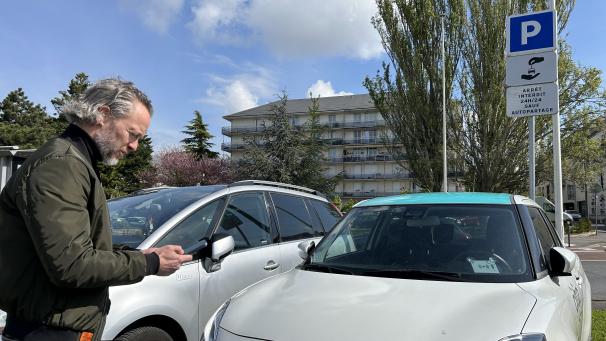 Thibaut Lecerf partage sa voiture depuis trois ans. Quelques clics sur l’application et il peut prendre le volant.