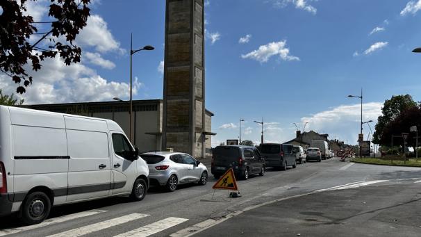 L’arrêt des véhicules entraîne des bouchons dans le centre-ville dans l’avenue Gambetta (comme ici) ou dans la rue de Montpellier, dans l’autre sens.