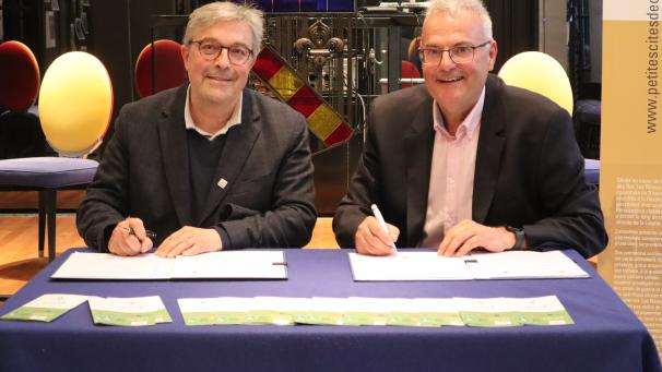 Vincent Caputo, délégué départemental de la Fondation du patrimoine, et Laurent Noirot, maire des Riceys, signant la convention qui les lient depuis ce vendredi 19 avril.