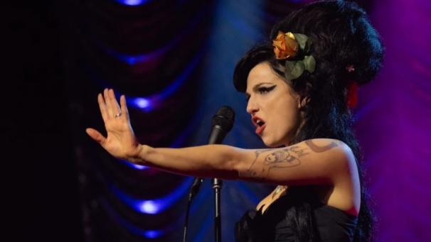 Marisa Abela incarne une Amy Winehouse plus vraie que nature.