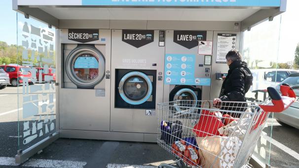 En France, les clients de ces cabines de lavage reviennent en moyenne une fois par mois.