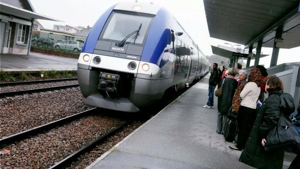 La ligne TER Paris-Laon transporte en moyenne 3 150 personnes chaque jour dans le sens Laon Paris, et 3 300 dans le sens Paris Laon.