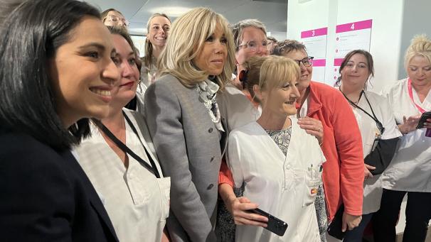 Les soignants étaient nombreux dans le hall du pôle mère-enfant pour accueillir Brigitte Macron et Sarah El Haïry.