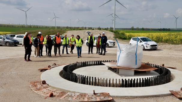 Le groupe a visité un chantier d’implantation d’une nouvelle éolienne sur le secteur de Thibie.