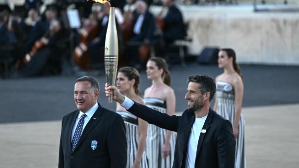 Réprésentant du comité international olympique, le Grec Spyros Capralos a remis la flamme à Tony Estanguet.