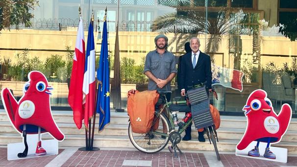 Arrivé en vélo au royaume de Bahreïn, Ervin Espock a été accueilli par le conseiller spécial du propriétaire du château de Saint-Lumier-la-Populeuse