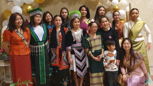 Six jeunes défileront en tenues ethniques laotiennes.