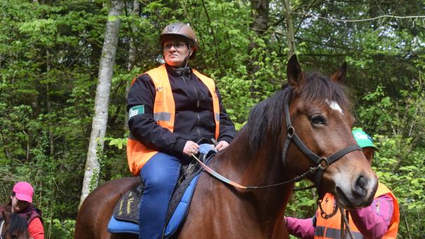 Camille, 36 ans et atteinte de la sclérose en plaques, est venue depuis Maubeuge pour faire sa première balade à cheval.