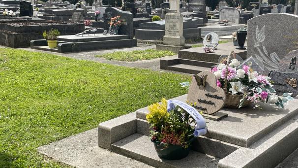 Les vols d’objets funéraires sont punissables par la loi de 3 ans d’emprisonnement et 45 000 euros d’amende.