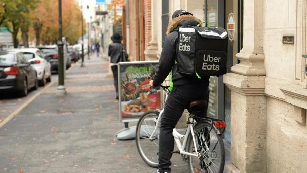 Les livreurs Uber Eats sont traditionnellement à vélo, mais ils se déplacent aussi en voiture.