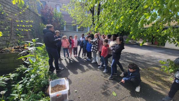 Les enfants présents ont pu apprendre le fonctionnement d’un bac à compostage.