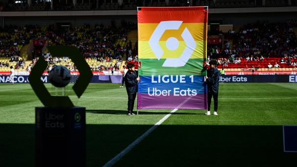 Une bannière aux couleurs LGBT au stade Louis II à Monaco le 14 mai 2023.