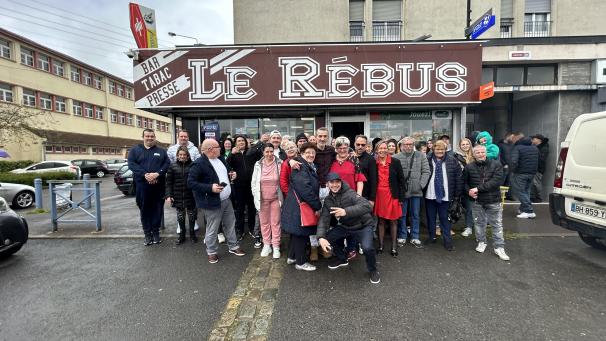 Ce sont des dizaines et des dizaines de clients qui se sont rendus au Rébus, ce dimanche 28 avril 2024, pour dire au revoir à Colette et David.