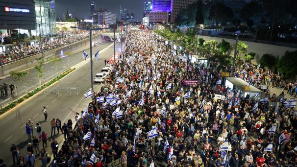 Samedi soir, des milliers de personnes se sont rassemblées à Tel Aviv pour exiger la libération des otages enlevés le 7 octobre.