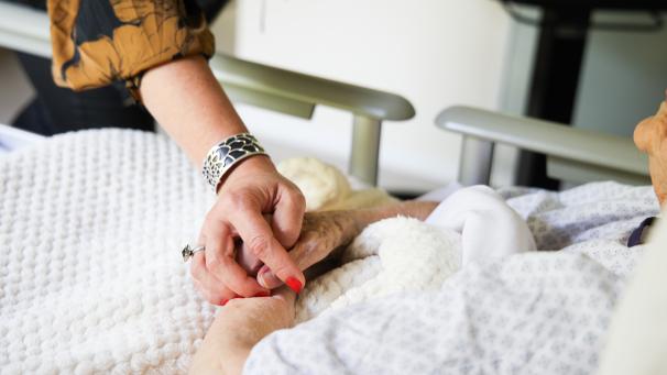 La relation patient-soignant est au coeur de ce nouveau projet de loi sur la fin de vie.