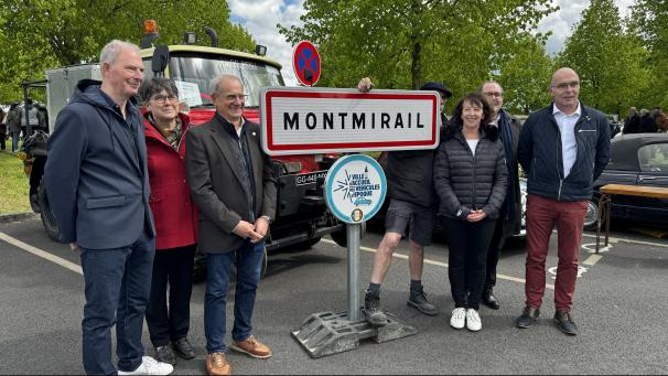 Le vice-président de la Fédération française des véhicules d’époque a offert le label à la ville de Montmirail.