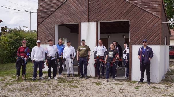 Dix archers prêts à participer au tir Beursault.