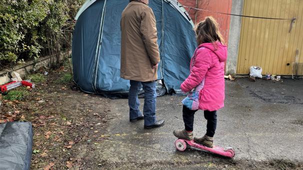 La famille dormait sous une tente près de la Croix-Rouge. Les élèves du Verbeau ne retrouveront pas, lundi, leurs camarades albanais dans la cour de l’école.