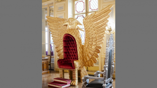 L’immense trône a été présentée dans divers endroits et le célèbre Pierre-Jean Chalençon s’y est notamment assis.