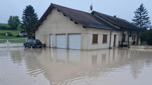 À la Cense des Près, l’eau est montée jusqu’au seuil de certaines maisons du chemin des Près, s’infiltrant dans le garage de l’une d’entre elles, après l’orage survenu dans la nuit du 1er au 2 mai.