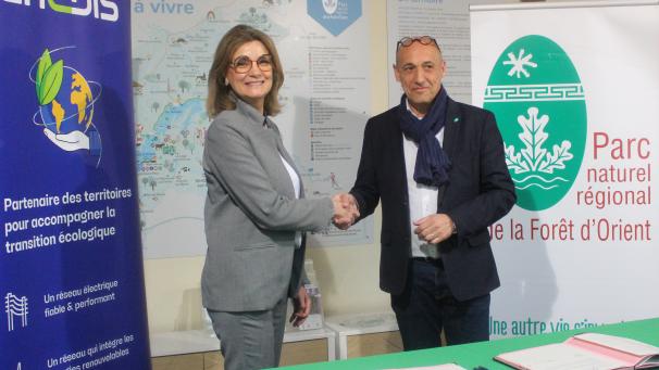 Christine Patrois, directrice territoriale Aube et Haute-Marne d’Enedis, et Jésus Cervantes, président du Parc ont signé un nouveau partenariat.