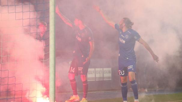 Renaud Ripart et Simon Elisor ont tenté de calmer la colère des supporters ce vendredi soir face à Valenciennes. Avant que certains joueurs surprennent tout le monde en renvoyant les fumigènes dans la tribune.