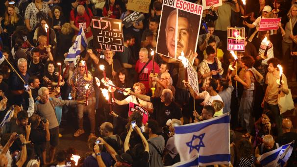 Des milliers de personnes ont manifesté, ce samedi 4 mai, dans la soirée, à Tel-Aviv, pour réclamer au gouvernement Netanyahu la conclusion d’un accord de trêve.