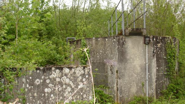 Implantés sur un terrain communal, les bassins et silos de l’ancienne station d’épuration sont à l’abandon.