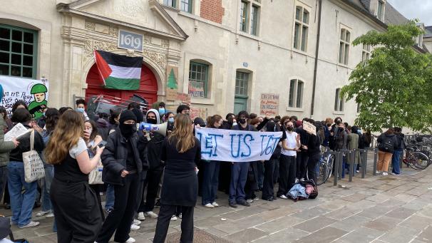 Une centaine d’étudiants bloquaient l’entrée principale, place Museux, une cinquantaine faisaient de même pour l’entrée secondaire, rue Wiet.