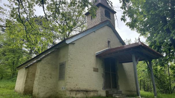 La jolie chapelle de Sainte-Béline à Landreville surplombe le village.