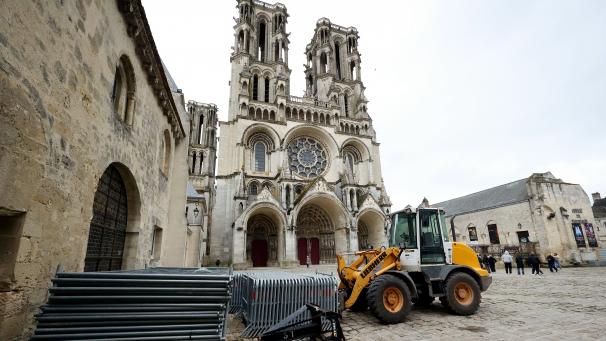 L’installation de la scène du Monumental Tour a commencé lundi 6 mai sur le parvis de la cathédrale de Laon.