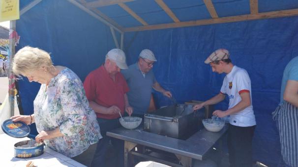 Les bénévoles ont mis la main à la pâte pour préparer et servir les beignets de choucroute.