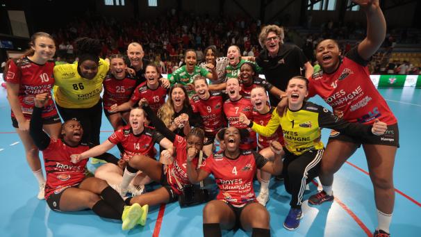 Quelques joueuses du RSJH sont venues célébrer la montée de Sainte-Maure Troyes en N1 au coup de sifflet final. Ce dimanche, c’était la fête du handball aubois.
